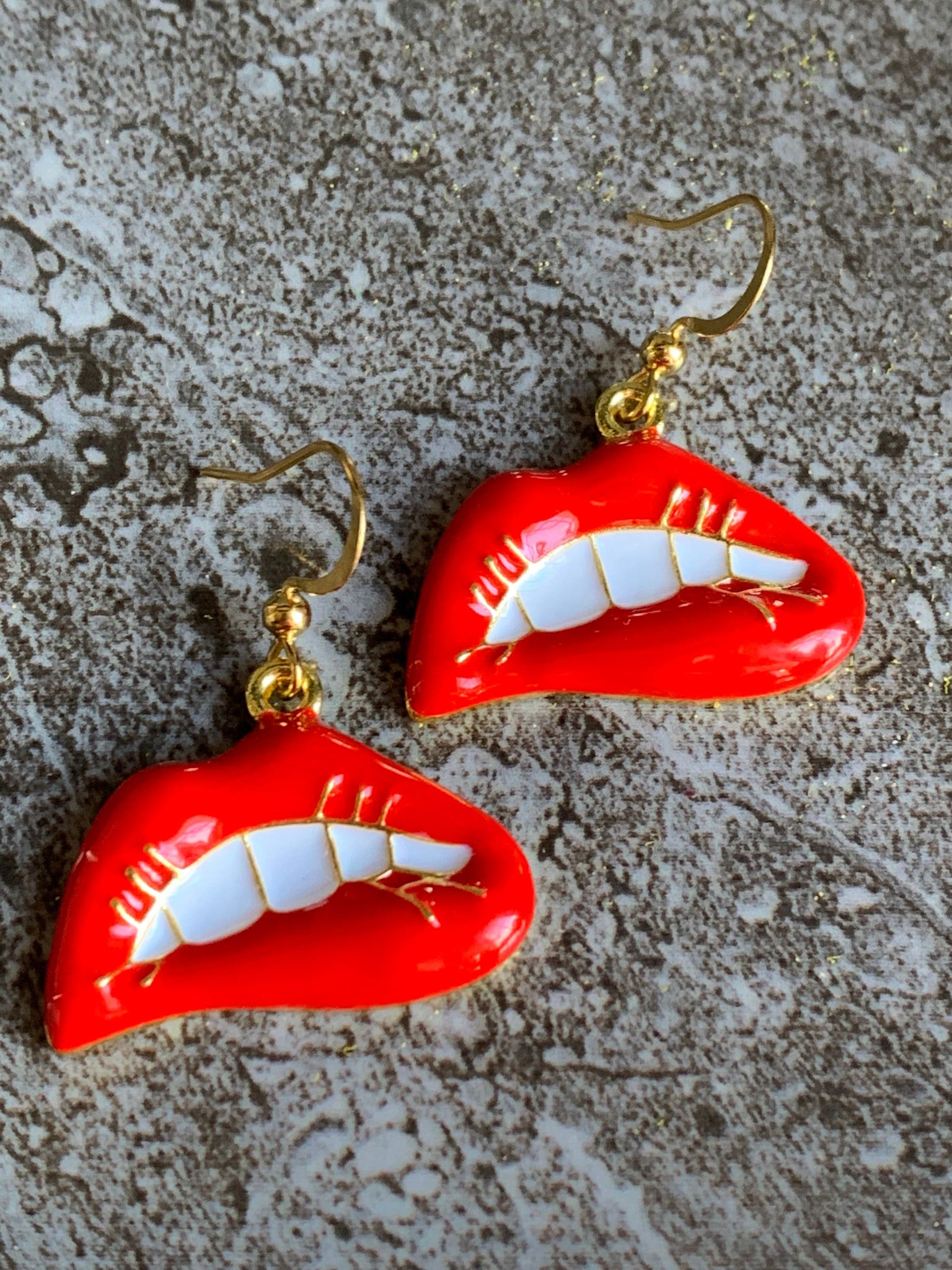 Boucles d’oreilles breloque bouche rouge sur crochet alliage de métaux or Comme un ange