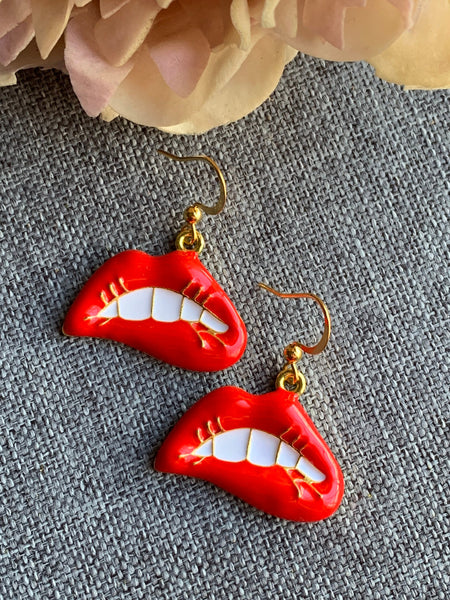 Boucles d’oreilles breloque bouche rouge sur crochet alliage de métaux or Comme un ange
