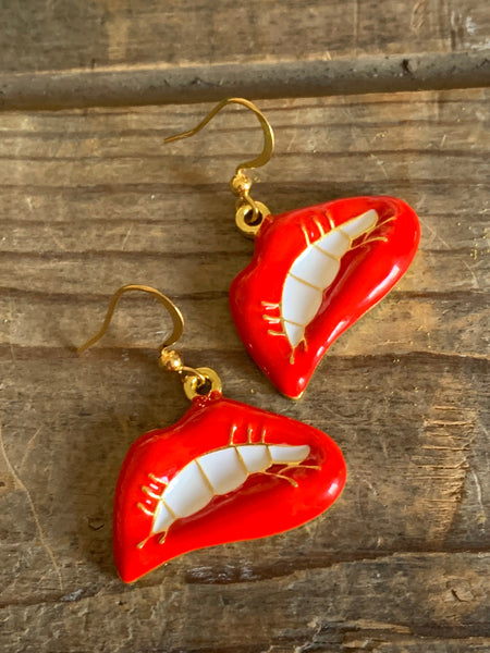 Boucles d’oreilles breloque bouche rouge sur crochet alliage de métaux or Comme un ange