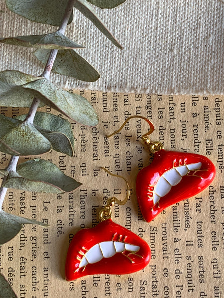 Boucles d’oreilles breloque bouche rouge sur crochet alliage de métaux or Comme un ange