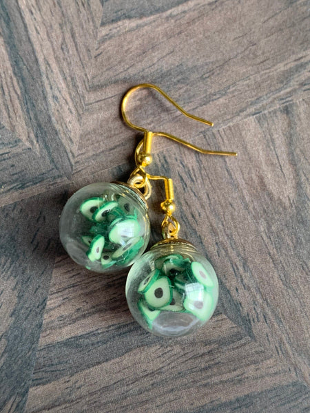 Boucles d’oreilles breloque boule de verre avocat sur crochet alliage de métaux or Comme un ange