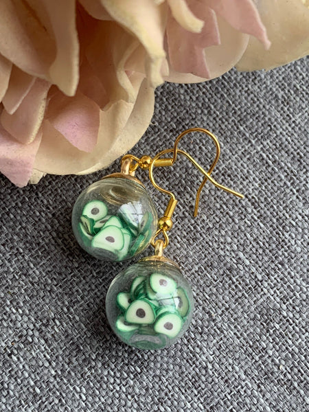 Boucles d’oreilles breloque boule de verre avocat sur crochet alliage de métaux or Comme un ange