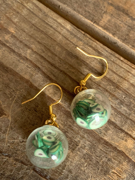 Boucles d’oreilles breloque boule de verre avocat sur crochet alliage de métaux or Comme un ange