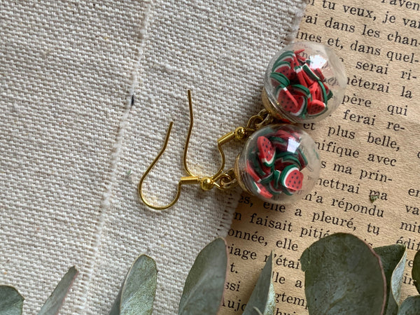 Boucles d’oreilles breloque boule de verre melon d’eau sur crochet alliage de métaux or Comme un ange