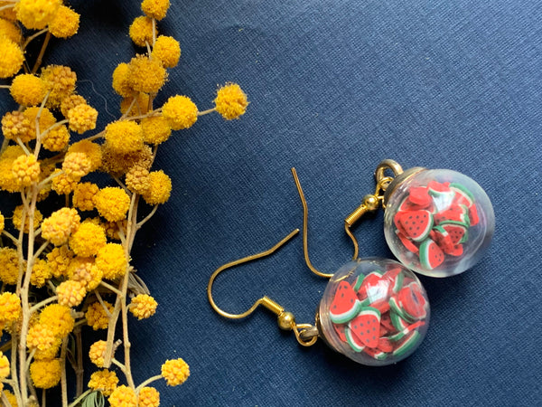 Boucles d’oreilles breloque boule de verre melon d’eau sur crochet alliage de métaux or Comme un ange