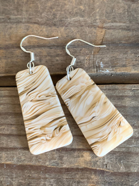 Boucles d’oreilles breloque rectangle de résine beige et blanc Comme un ange