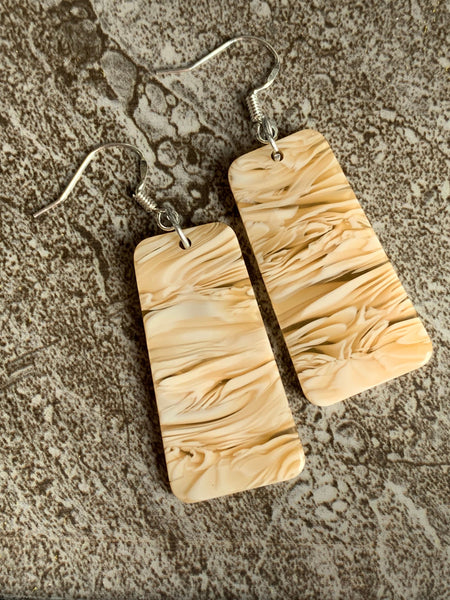 Boucles d’oreilles breloque rectangle de résine beige et blanc Comme un ange