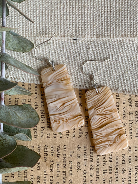 Boucles d’oreilles breloque rectangle de résine beige et blanc Comme un ange