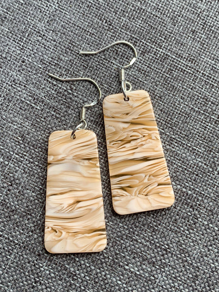 Boucles d’oreilles breloque rectangle de résine beige et blanc Comme un ange
