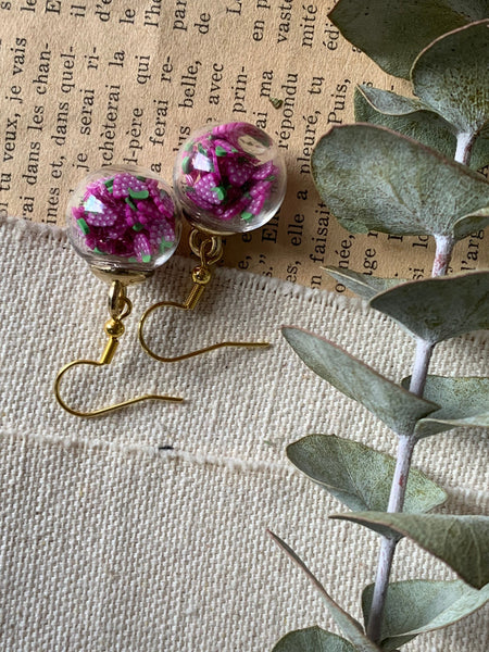 Boucles d’oreilles breloque boule de verre raisin mauve crochet alliage de métaux or Comme un ange