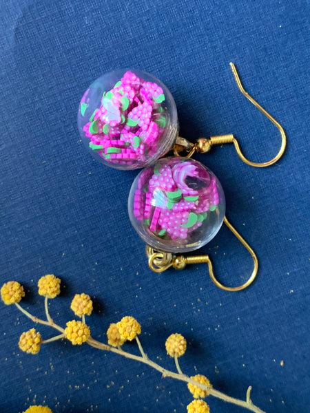 Boucles d’oreilles breloque boule de verre raisin mauve crochet alliage de métaux or Comme un ange