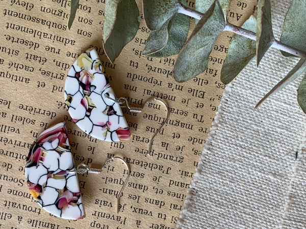 Boucles d’oreilles breloque marbrées blanches et rose orangées - Comme un ange