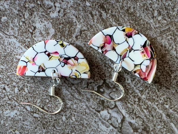 Boucles d’oreilles breloque marbrées blanches et rose orangées - Comme un ange