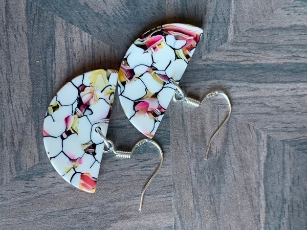 Boucles d’oreilles breloque marbrées blanches et rose orangées - Comme un ange