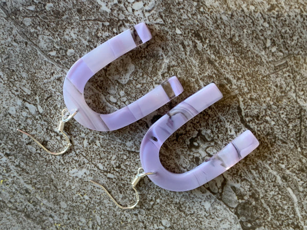 Boucles d’oreilles breloque en u mauve sur crochet alliage de métaux argent Comme un ange
