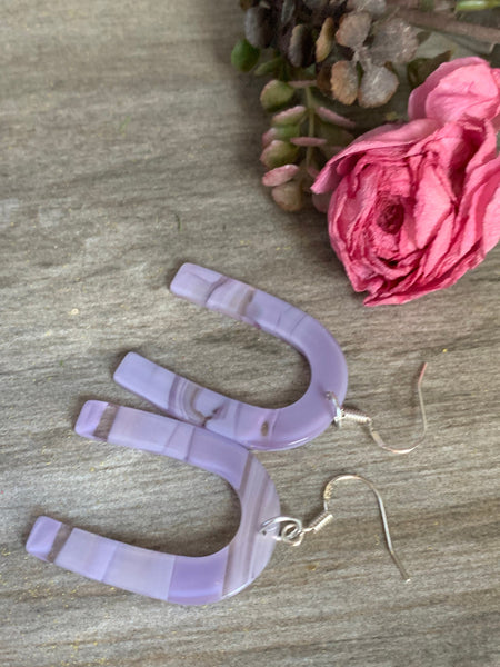 Boucles d’oreilles breloque en u mauve sur crochet alliage de métaux argent Comme un ange