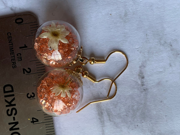 Boucles d’oreilles breloque boule de verre petit cristaux corail et fleur sur crochet alliage de métaux or Comme un ange