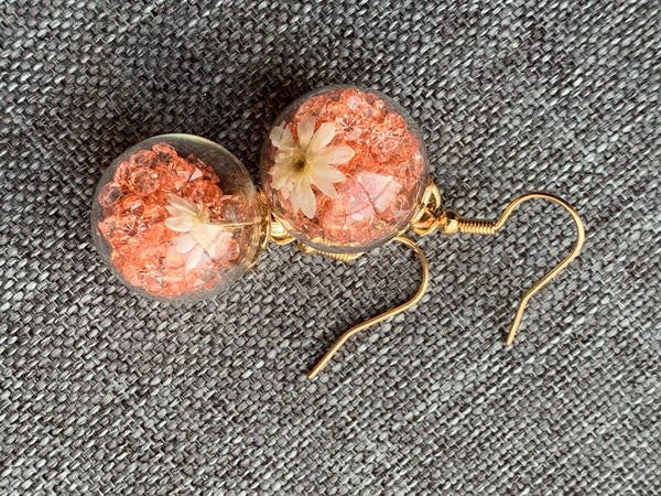 Boucles d’oreilles breloque boule de verre petit cristaux corail et fleur sur crochet alliage de métaux or Comme un ange