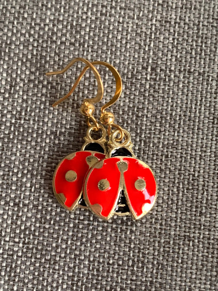 Boucles d’oreilles breloque coccinelle rouge et alliage métaux or Comme un ange