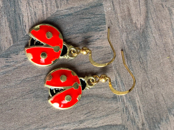Boucles d’oreilles breloque coccinelle rouge et alliage métaux or Comme un ange