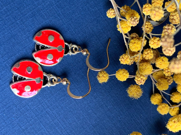 Boucles d’oreilles breloque coccinelle rouge et alliage métaux or Comme un ange