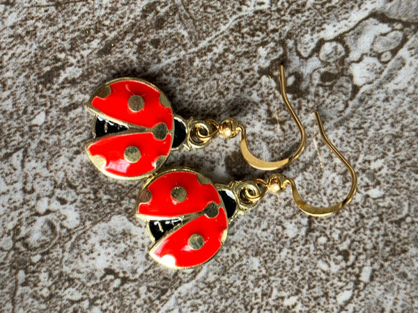 Boucles d’oreilles breloque coccinelle rouge et alliage métaux or Comme un ange