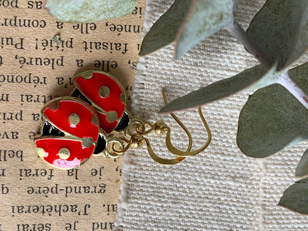 Boucles d’oreilles breloque coccinelle rouge et alliage métaux or Comme un ange