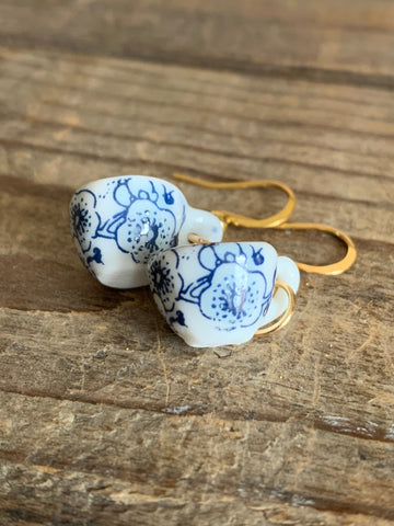Boucles d’oreilles breloque tasse de thé avec motifs de dentelle bleu sur crochet alliage de métaux or cup of tea Comme un ange