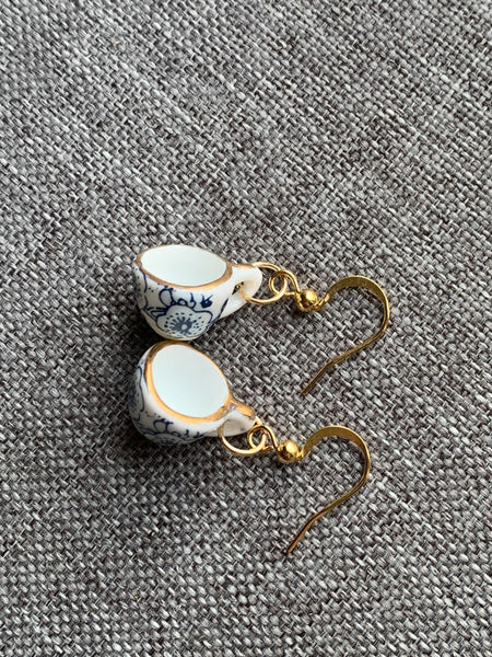 Boucles d’oreilles breloque tasse de thé avec motifs de dentelle bleu sur crochet alliage de métaux or cup of tea Comme un ange