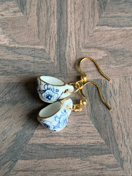Boucles d’oreilles breloque tasse de thé avec motifs de dentelle bleu sur crochet alliage de métaux or cup of tea Comme un ange