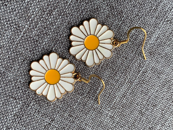 Boucles d’oreilles breloque fleur de marguerite blanche et jaune Comme un ange