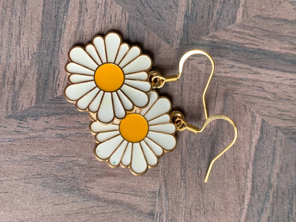 Boucles d’oreilles breloque fleur de marguerite blanche et jaune Comme un ange