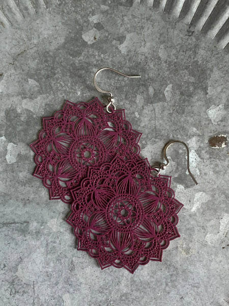 Boucles oreilles mandalas couleur mauve prune Comme un ange