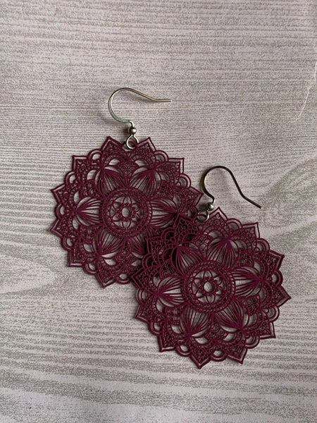 Boucles oreilles mandalas couleur mauve prune Comme un ange