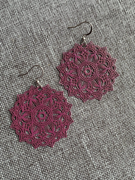 Boucles oreilles mandalas couleur mauve prune Comme un ange