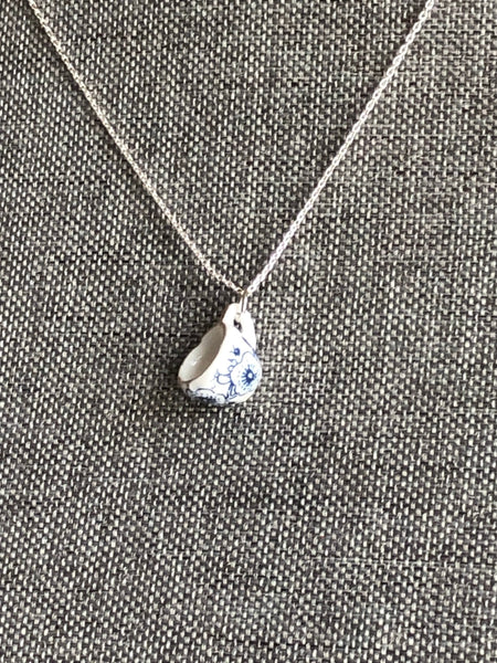 Collier pendentif breloque tasse porcelaine blanc et bleu Comme un ange
