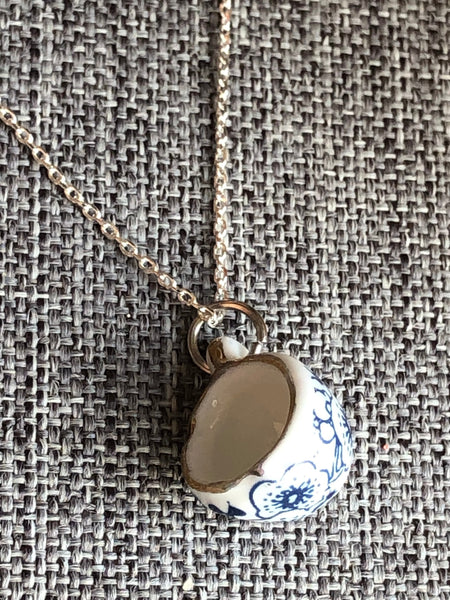 Collier pendentif breloque tasse porcelaine blanc et bleu Comme un ange