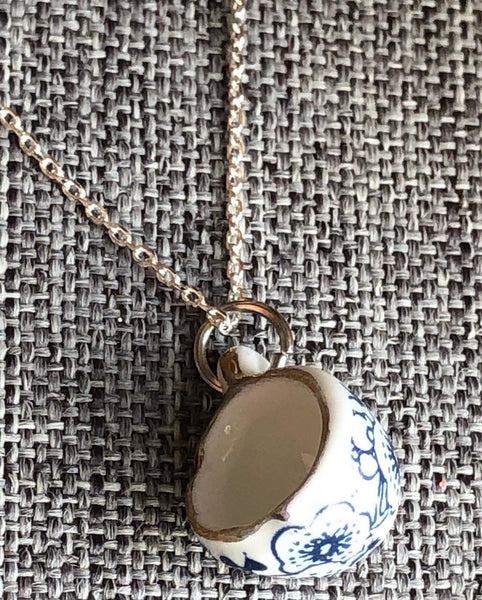 Collier pendentif breloque tasse porcelaine blanc et bleu Comme un ange