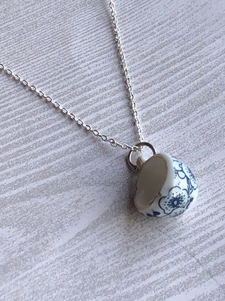 Collier pendentif breloque tasse porcelaine blanc et bleu Comme un ange