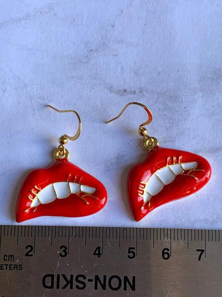 Boucles d’oreilles breloque bouche rouge sur crochet alliage de métaux or Comme un ange