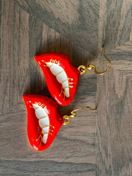 Boucles d’oreilles breloque bouche rouge sur crochet alliage de métaux or Comme un ange