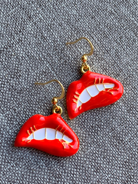 Boucles d’oreilles breloque bouche rouge sur crochet alliage de métaux or Comme un ange