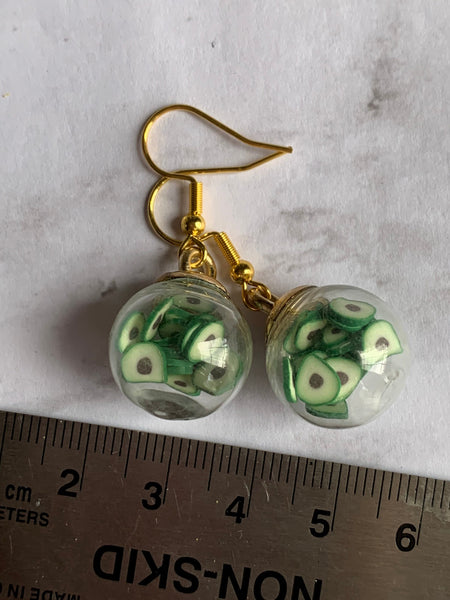 Boucles d’oreilles breloque boule de verre avocat sur crochet alliage de métaux or Comme un ange