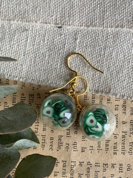 Boucles d’oreilles breloque boule de verre avocat sur crochet alliage de métaux or Comme un ange