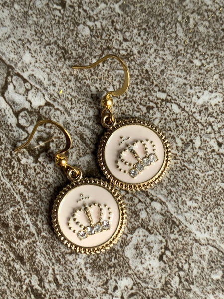 Boucles d’oreilles breloque couronne rose et or Comme un ange