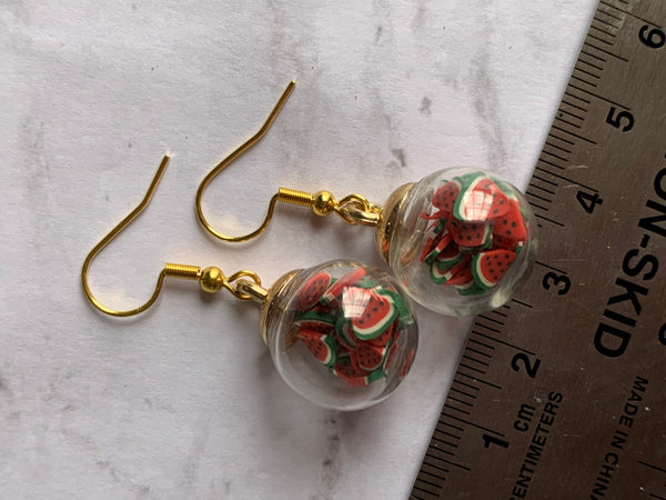 Boucles d’oreilles breloque boule de verre melon d’eau sur crochet alliage de métaux or Comme un ange