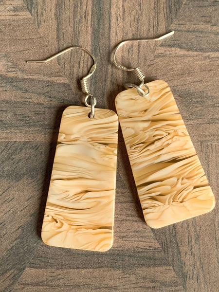 Boucles d’oreilles breloque rectangle de résine beige et blanc Comme un ange