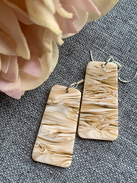 Boucles d’oreilles breloque rectangle de résine beige et blanc Comme un ange