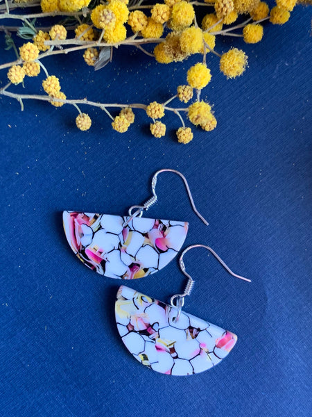 Boucles d’oreilles breloque marbrées blanches et rose orangées - Comme un ange