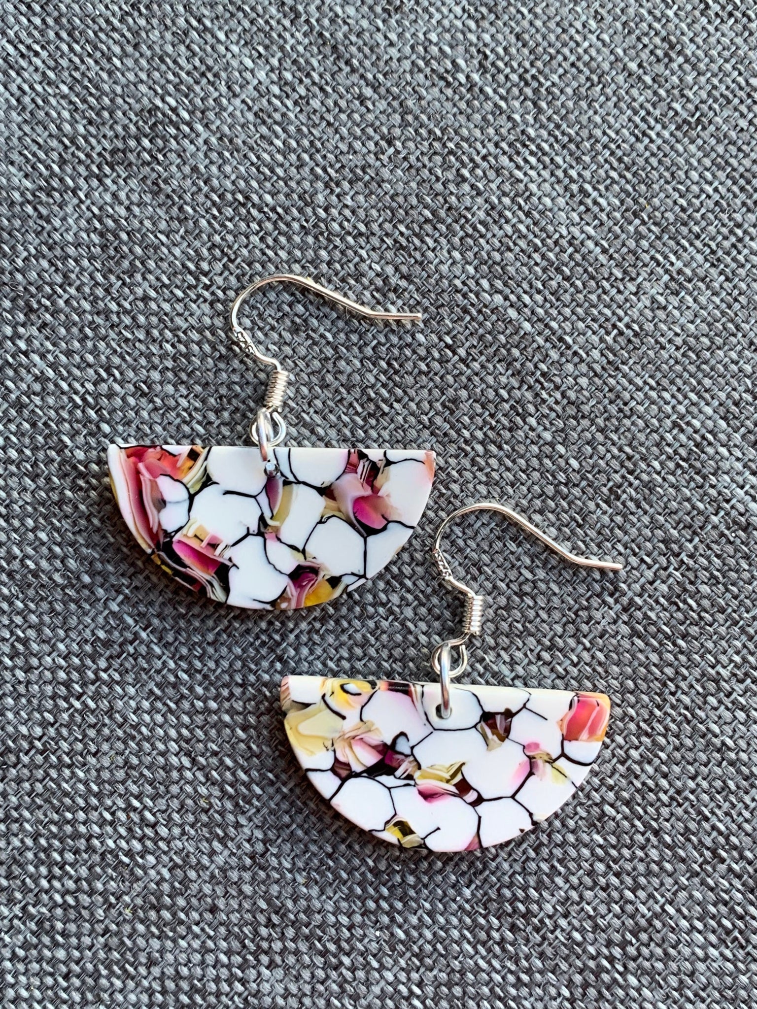 Boucles d’oreilles breloque marbrées blanches et rose orangées - Comme un ange
